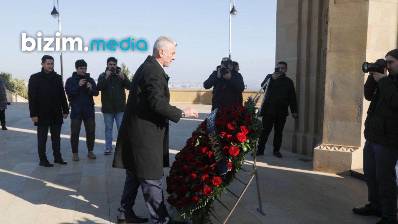 Türkiyənin ticarət naziri ŞƏHİDLƏR XİYABANINDA - FOTO - foto 4