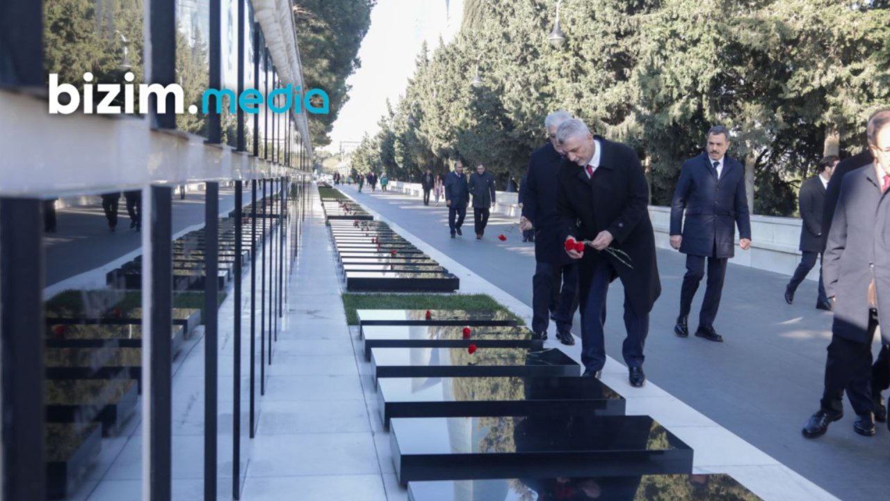 Türkiyənin ticarət naziri ŞƏHİDLƏR XİYABANINDA - FOTO - foto 1