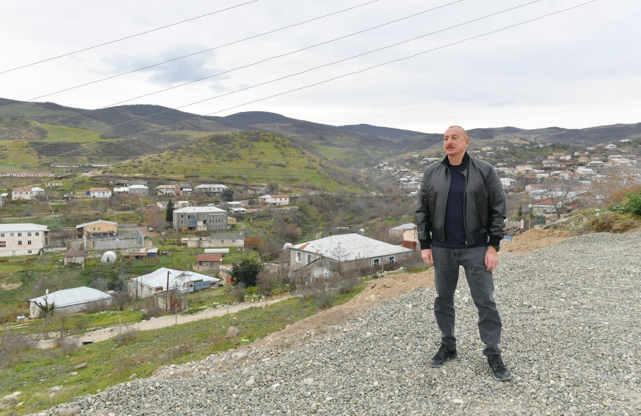 İlham Əliyev Xocalı rayonunun Xanabad kəndinə gedib - FOTO/VİDEO - foto 4