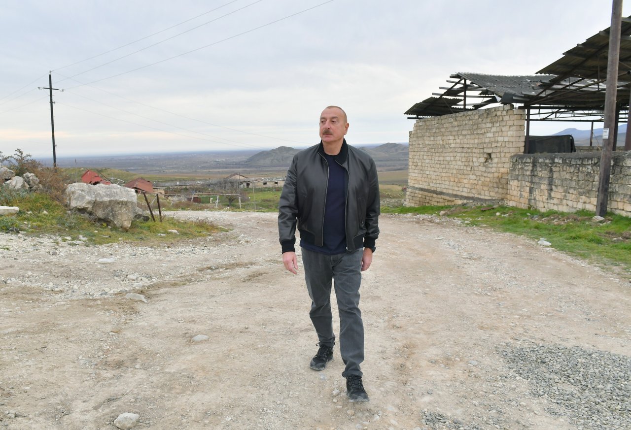 İlham Əliyev Xocalı rayonunun Xanabad kəndinə gedib - FOTO/VİDEO - foto 2