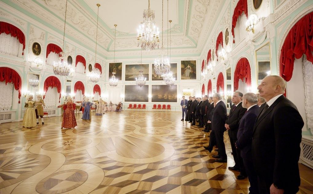 İlham Əliyev “Böyük Peterhof Sarayı” ilə tanış olub - FOTO/VİDEO - foto 1