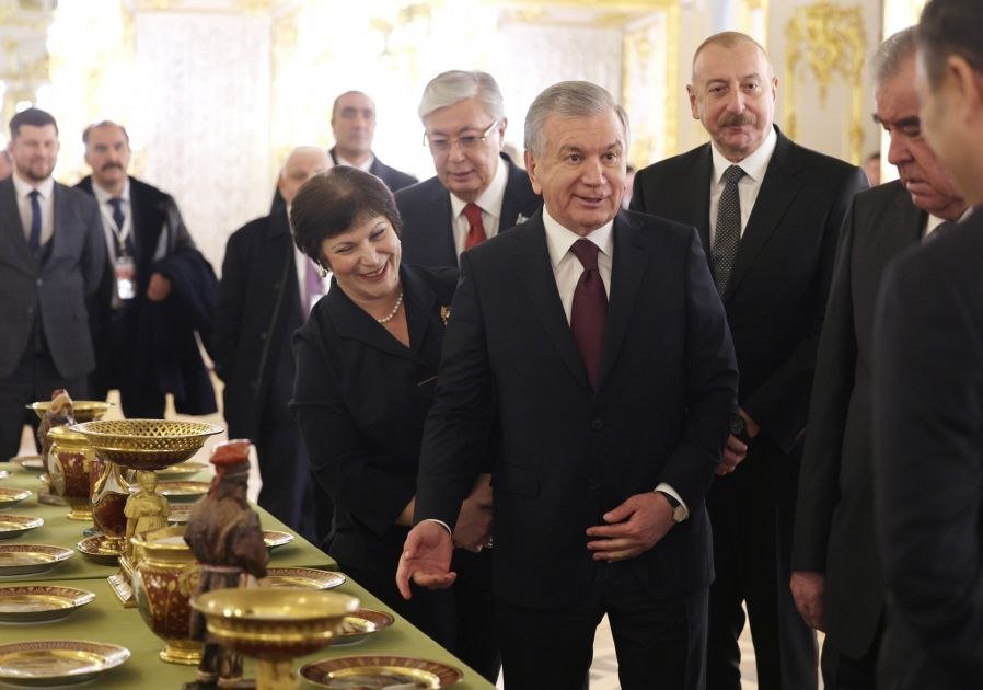İlham Əliyev “Böyük Peterhof Sarayı” ilə tanış olub - FOTO/VİDEO - foto 2