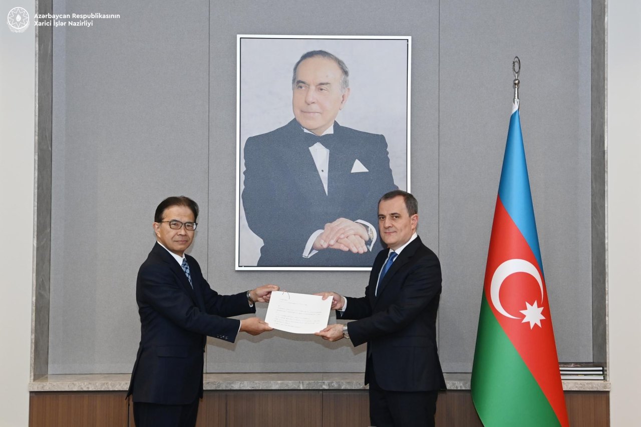 Ceyhun Bayramov Yaponiyanın yeni səfirinin etimadnaməsinin surətini QƏBUL EDİB - FOTO - foto 1