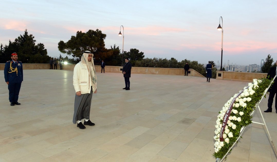 BƏƏ Prezidenti Bakıda şəhidlərin xatirəsini anıb - FOTO - foto 1