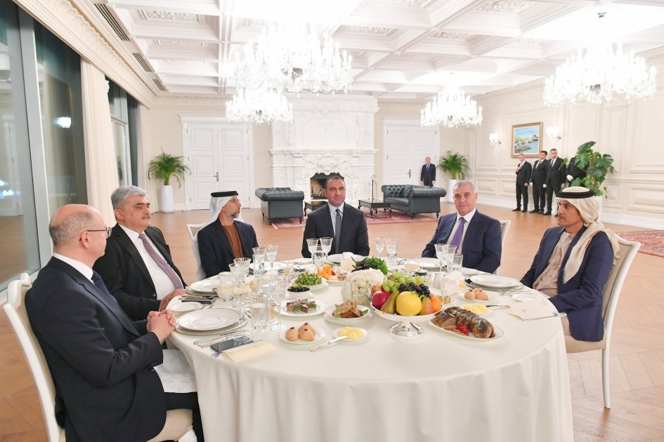 İlham Əliyevin adından BƏƏ liderinin şərəfinə rəsmi ziyafət verilib - FOTO - foto 7