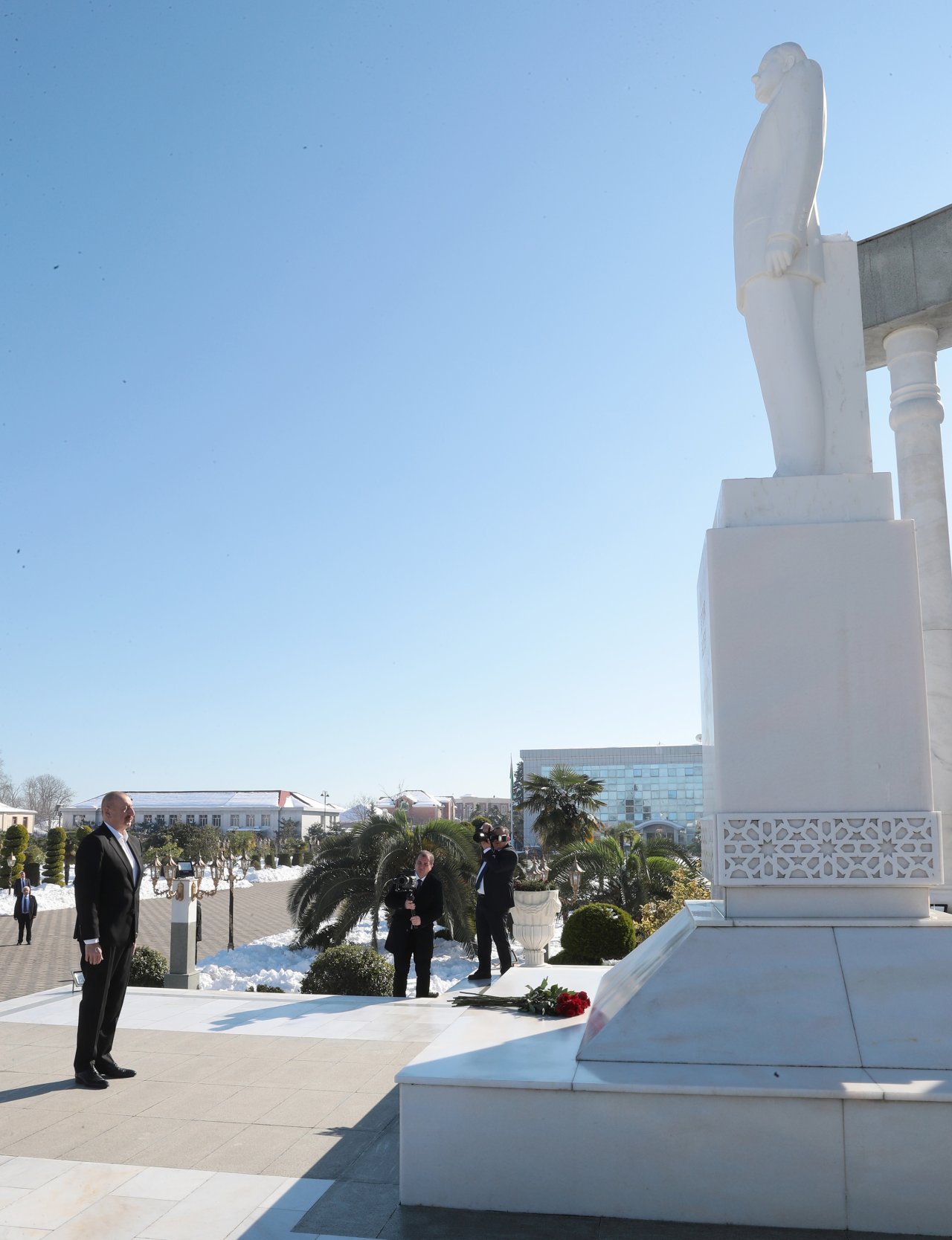Prezident Lənkəranda Ümummilli Liderin abidəsini ziyarət ETDİ - FOTO/VİDEO - foto 1