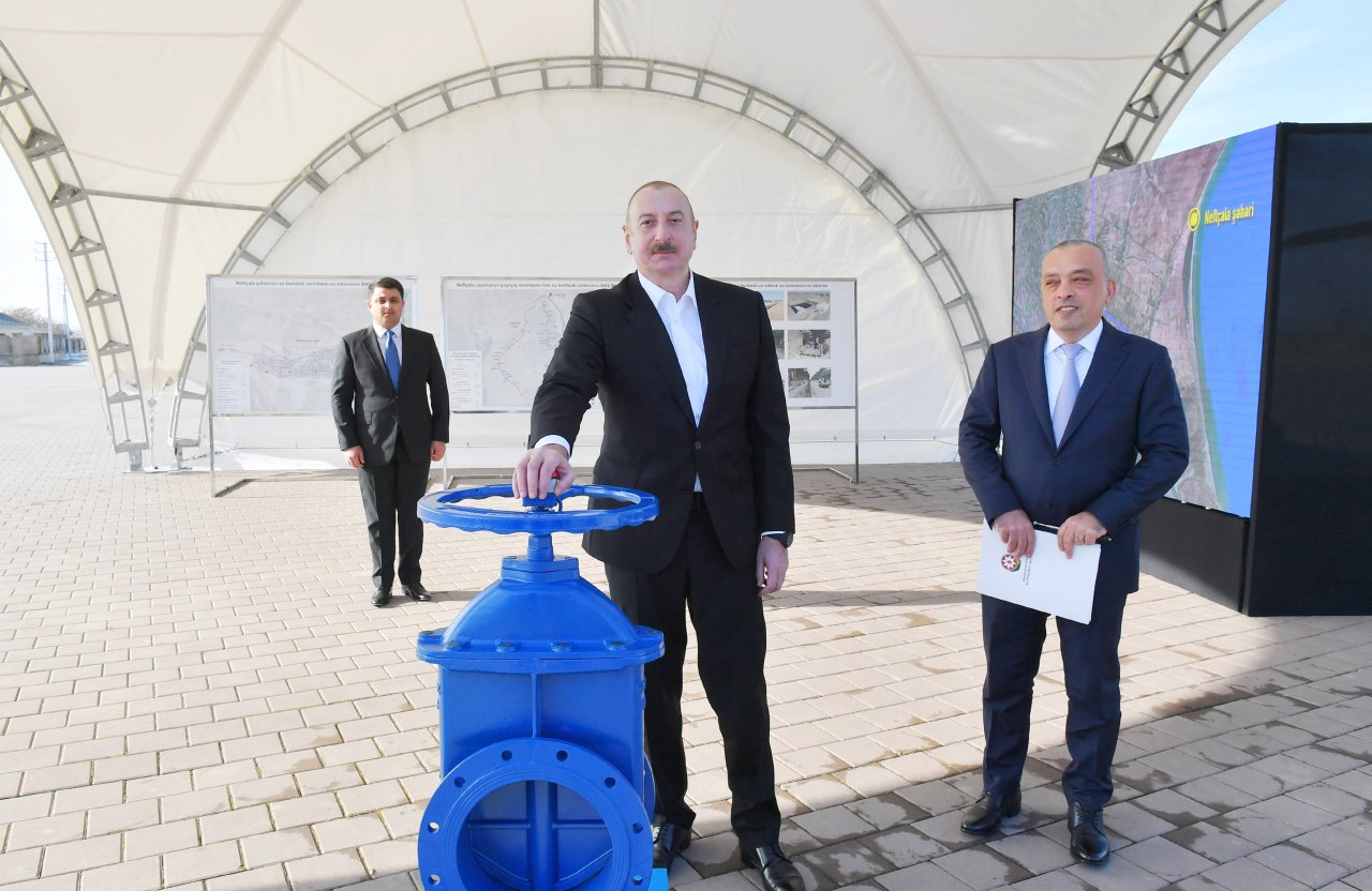 Prezident Neftçala şəhərinin içməli su təchizatı sistemlərinin istismara verilməsi mərasimində - FOTO - foto 4