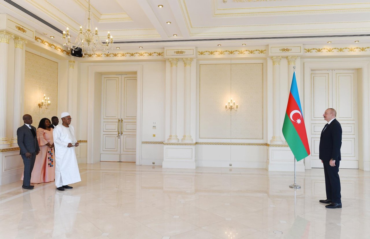 İlham Əliyev Syerra-Leone səfirinin etimadnaməsini qəbul edib - FOTO - foto 1