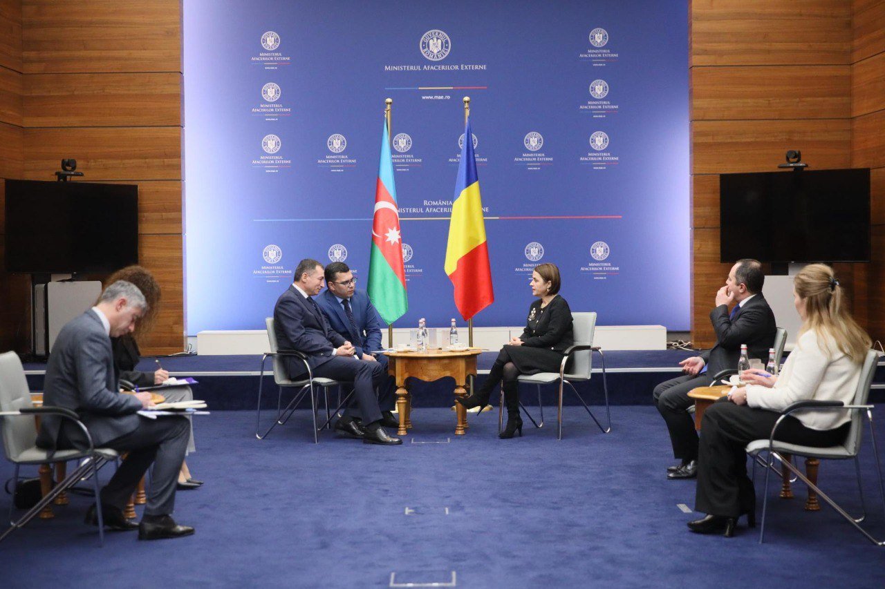 Azərbaycan səfiri etimadnaməsinin surətini Rumıniyanın XİN başçısına təqdim edib - foto 1