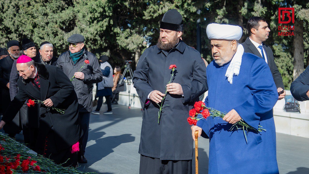 Allahşükür Paşazadə Şəhidlər Xiyabanını ZİYARƏT EDİB - FOTO - foto 4