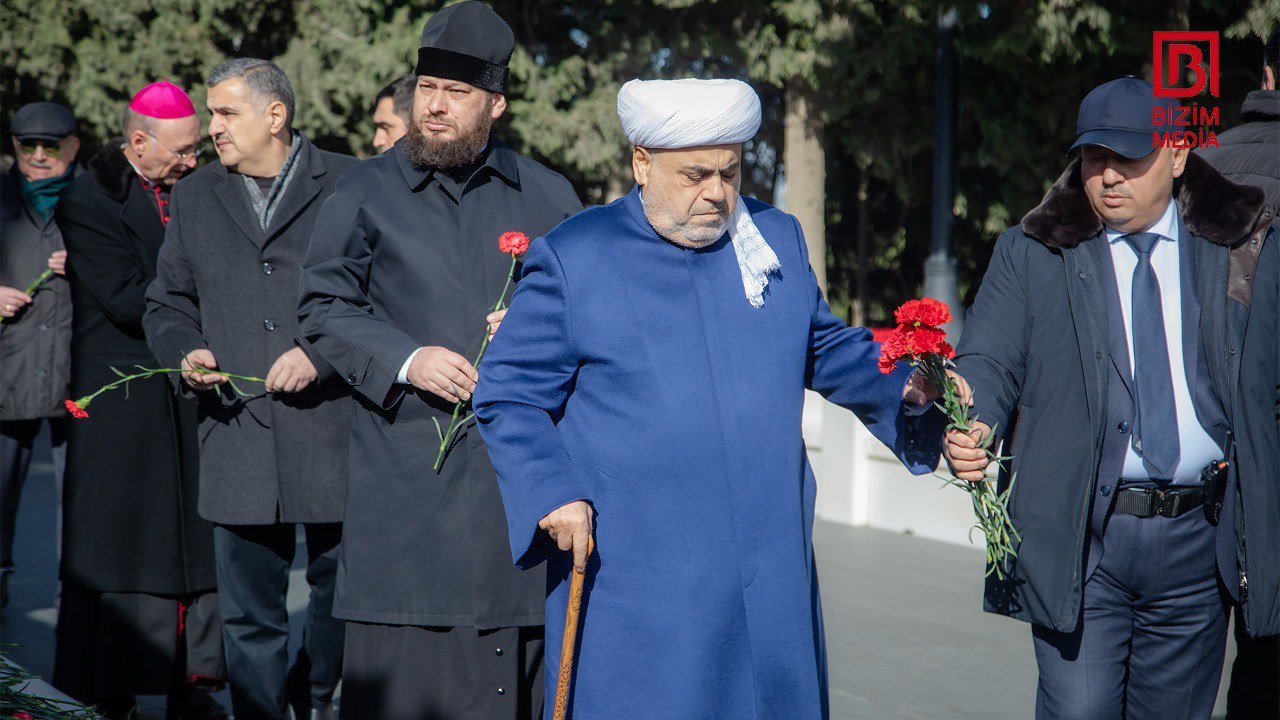 Allahşükür Paşazadə Şəhidlər Xiyabanını ZİYARƏT EDİB - FOTO - foto 3