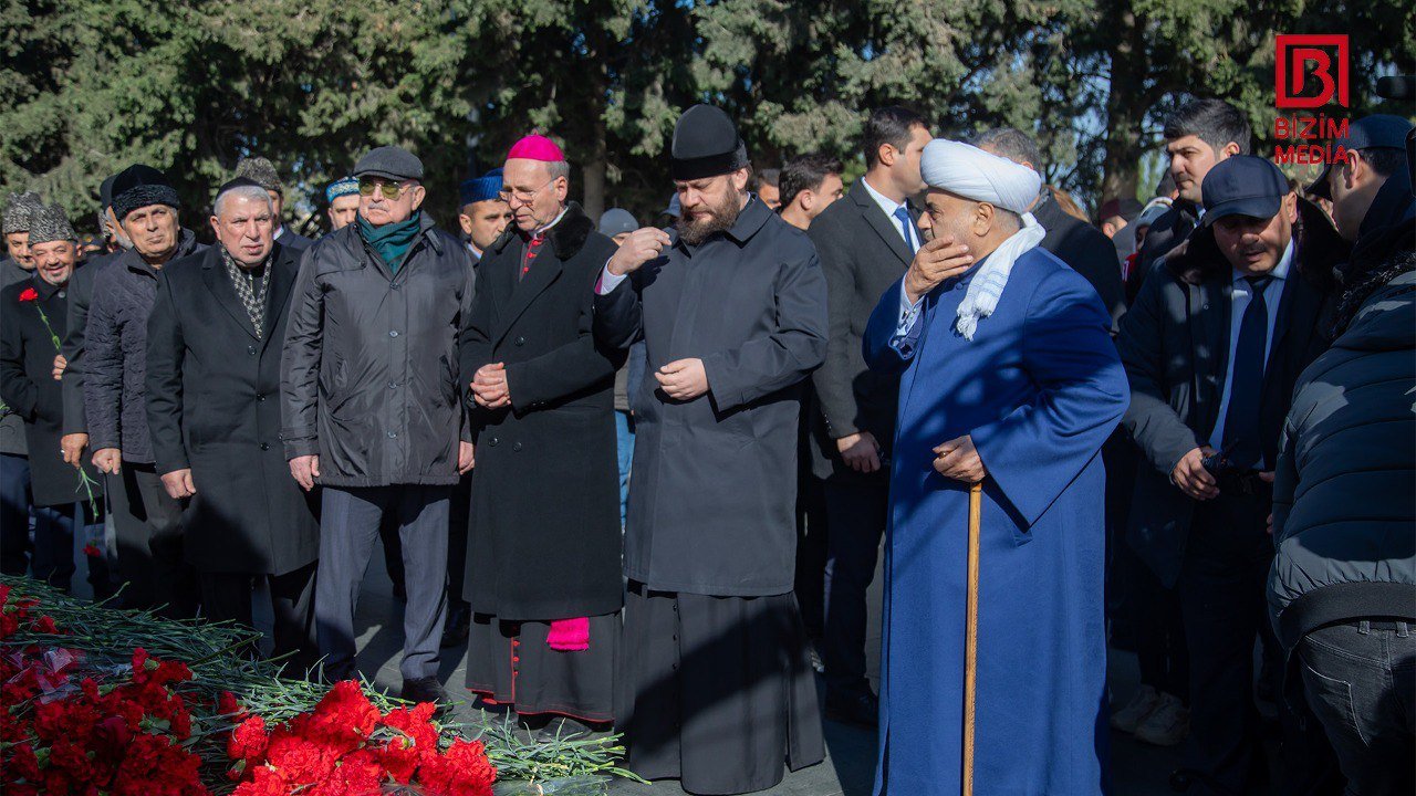 Allahşükür Paşazadə Şəhidlər Xiyabanını ZİYARƏT EDİB - FOTO - foto 2