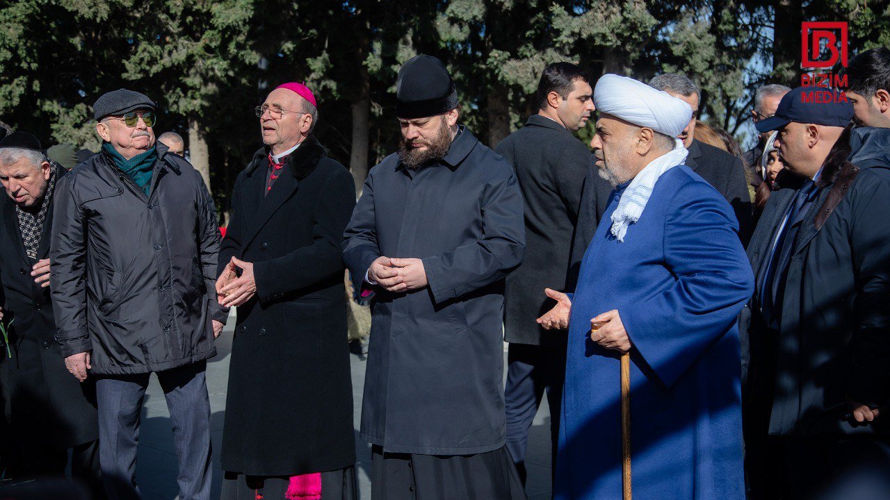 Allahşükür Paşazadə Şəhidlər Xiyabanını ZİYARƏT EDİB - FOTO - foto 1