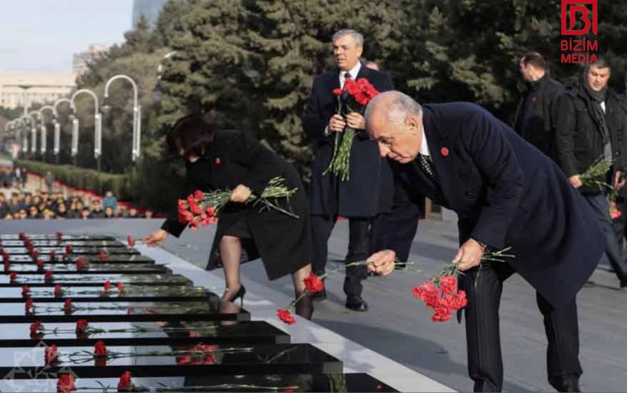 Dövlət rəsmiləri Şəhidlər Xiyabanında – FOTOLAR  - foto 2