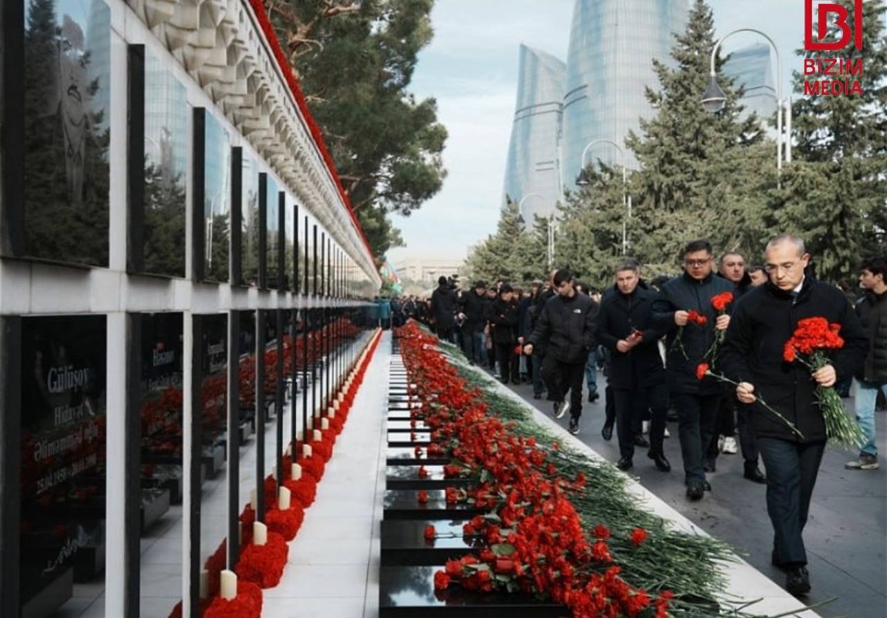 Dövlət rəsmiləri Şəhidlər Xiyabanında – FOTOLAR  - foto 6