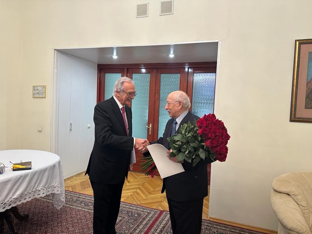 Prezidentin təbrik məktubu Arif Ağakişiyevə təqdim edildi – FOTO   - foto 1
