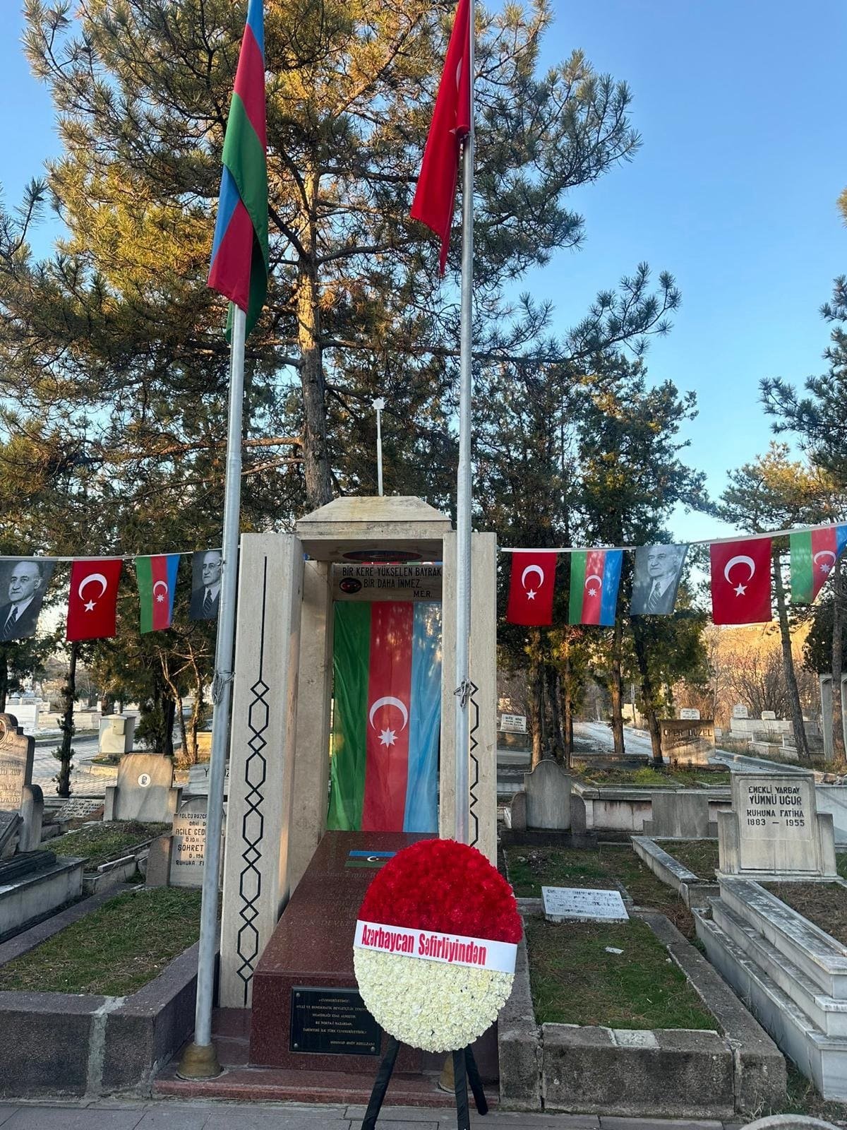 Türkiyədəki səfirliyimizin əməkdaşları Məhəmməd Əmin Rəsulzadənin məzarını ziyarət etdi - FOTO  - foto 1