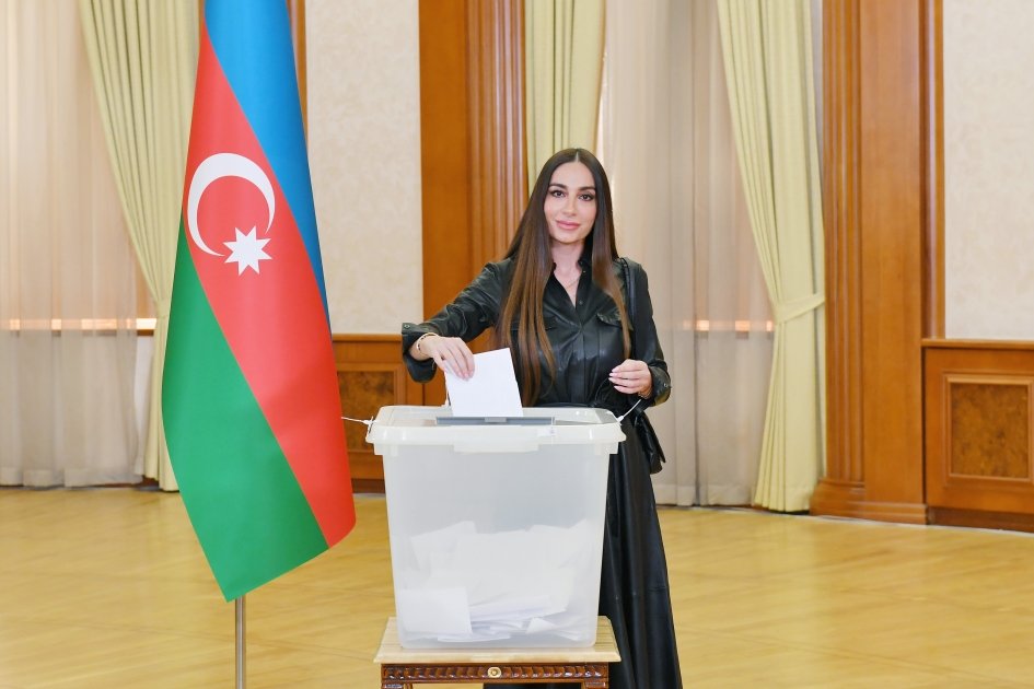 Prezident və ailəsi XANKƏNDİDƏ - FOTO/VİDEO - foto 9