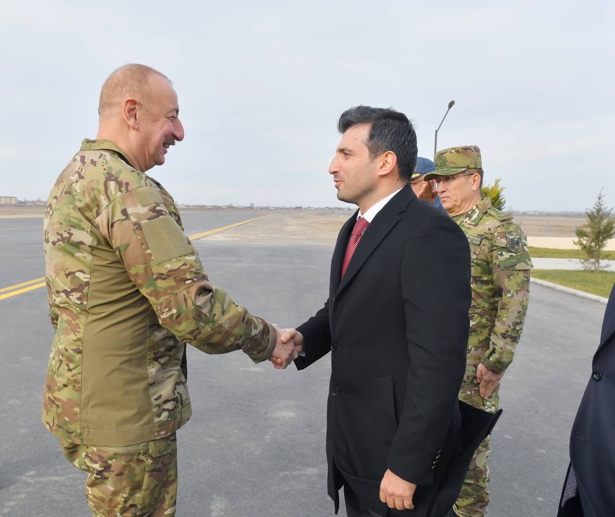 Prezident və oğlu "Akıncı" PUA-larının uçuşunu İZLƏDİLƏR - FOTO/VİDEO - foto 1