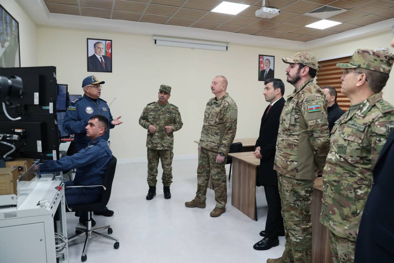 Prezident və oğlu "Akıncı" PUA-larının uçuşunu İZLƏDİLƏR - FOTO/VİDEO - foto 3