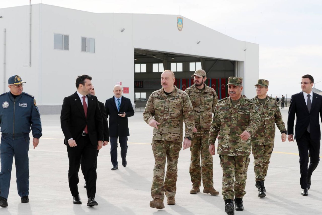 Prezident və oğlu "Akıncı" PUA-larının uçuşunu İZLƏDİLƏR - FOTO/VİDEO - foto 9