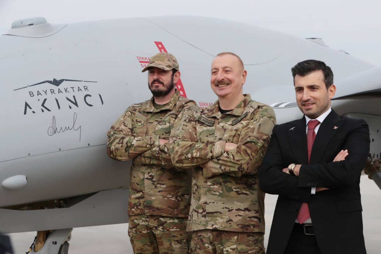 Prezident və oğlu "Akıncı" PUA-larının uçuşunu İZLƏDİLƏR - FOTO/VİDEO - foto 16