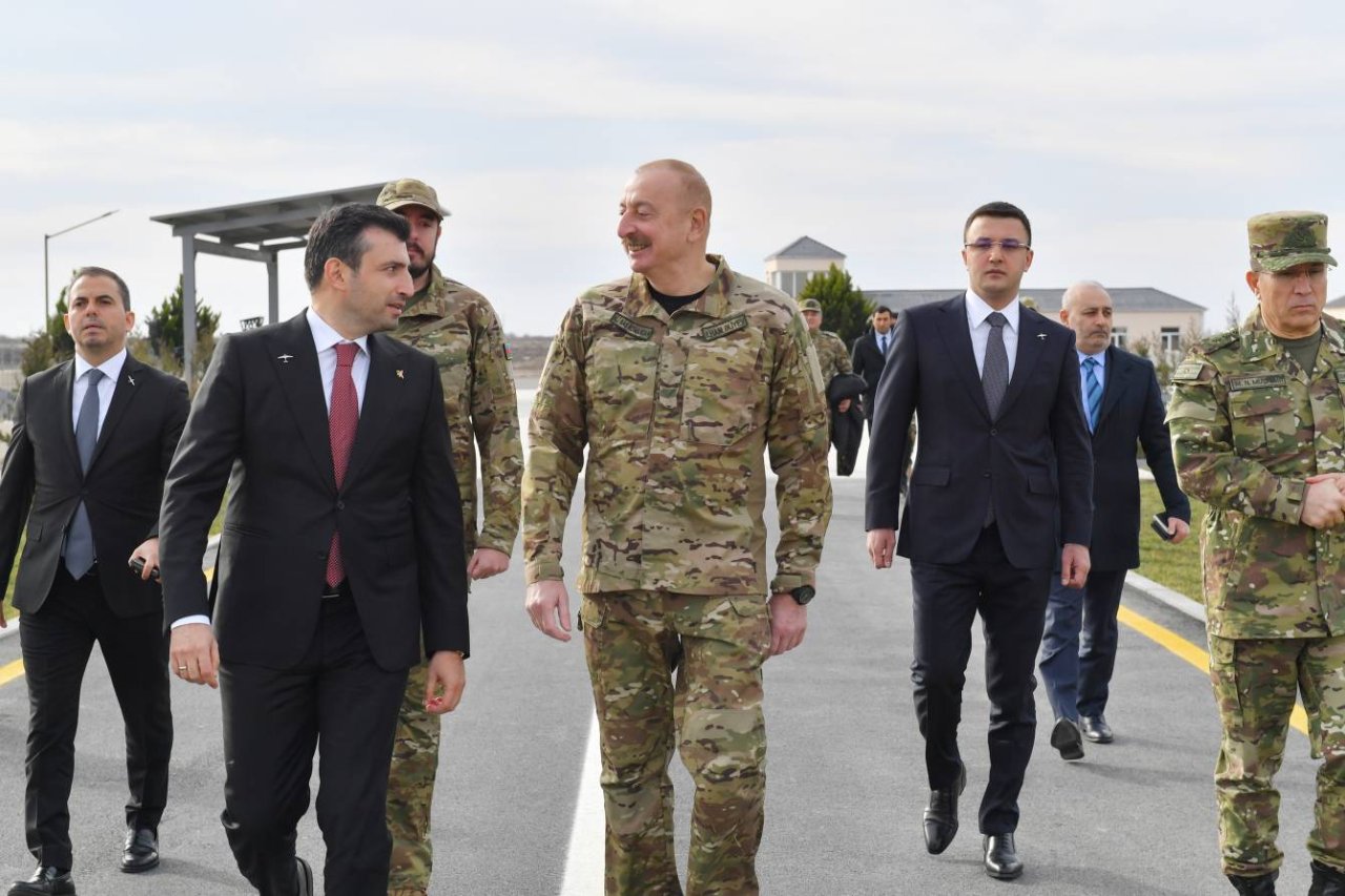 Prezident və oğlu "Akıncı" PUA-larının uçuşunu İZLƏDİLƏR - FOTO/VİDEO - foto 6