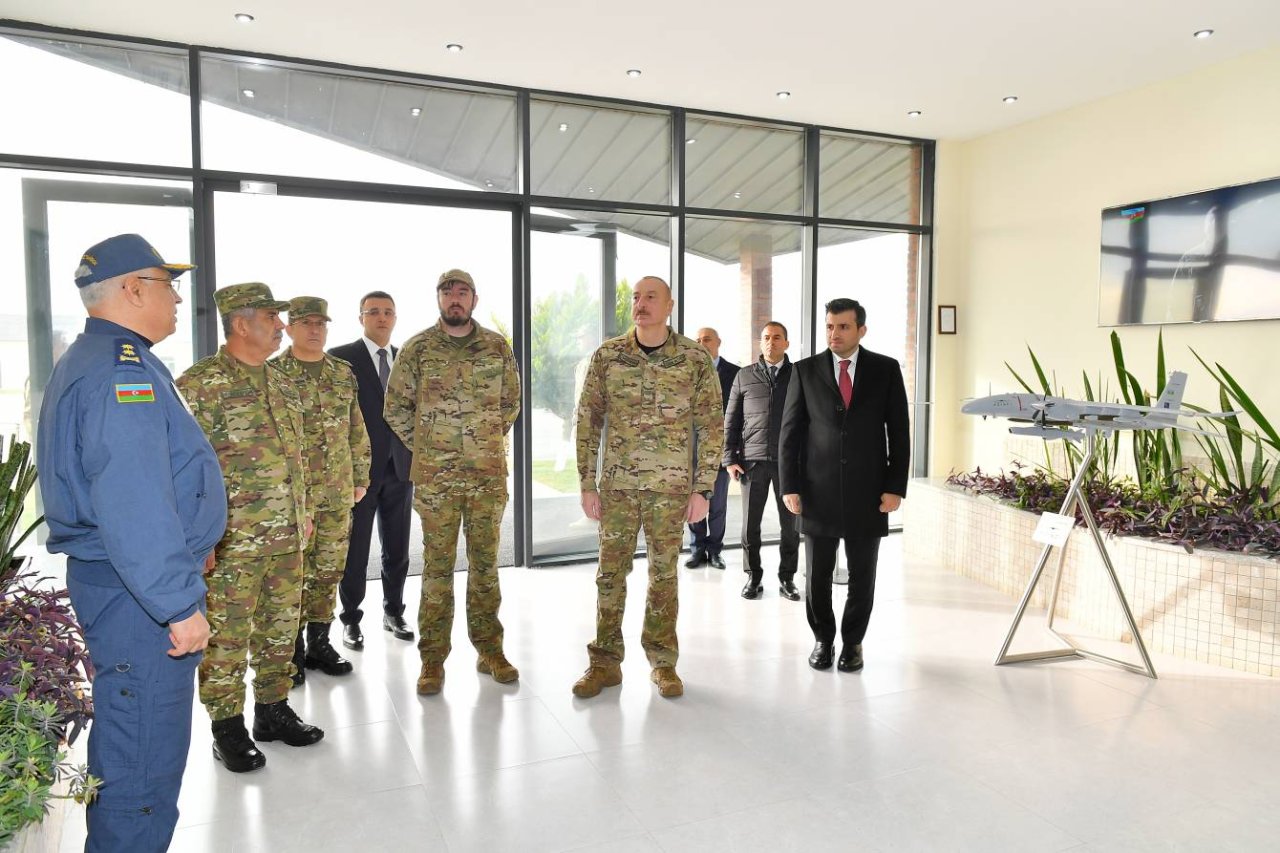 Prezident və oğlu "Akıncı" PUA-larının uçuşunu İZLƏDİLƏR - FOTO/VİDEO - foto 2