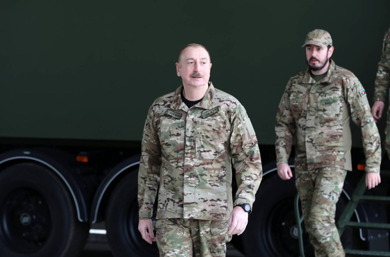 Prezident və oğlu "Akıncı" PUA-larının uçuşunu İZLƏDİLƏR - FOTO/VİDEO - foto 11