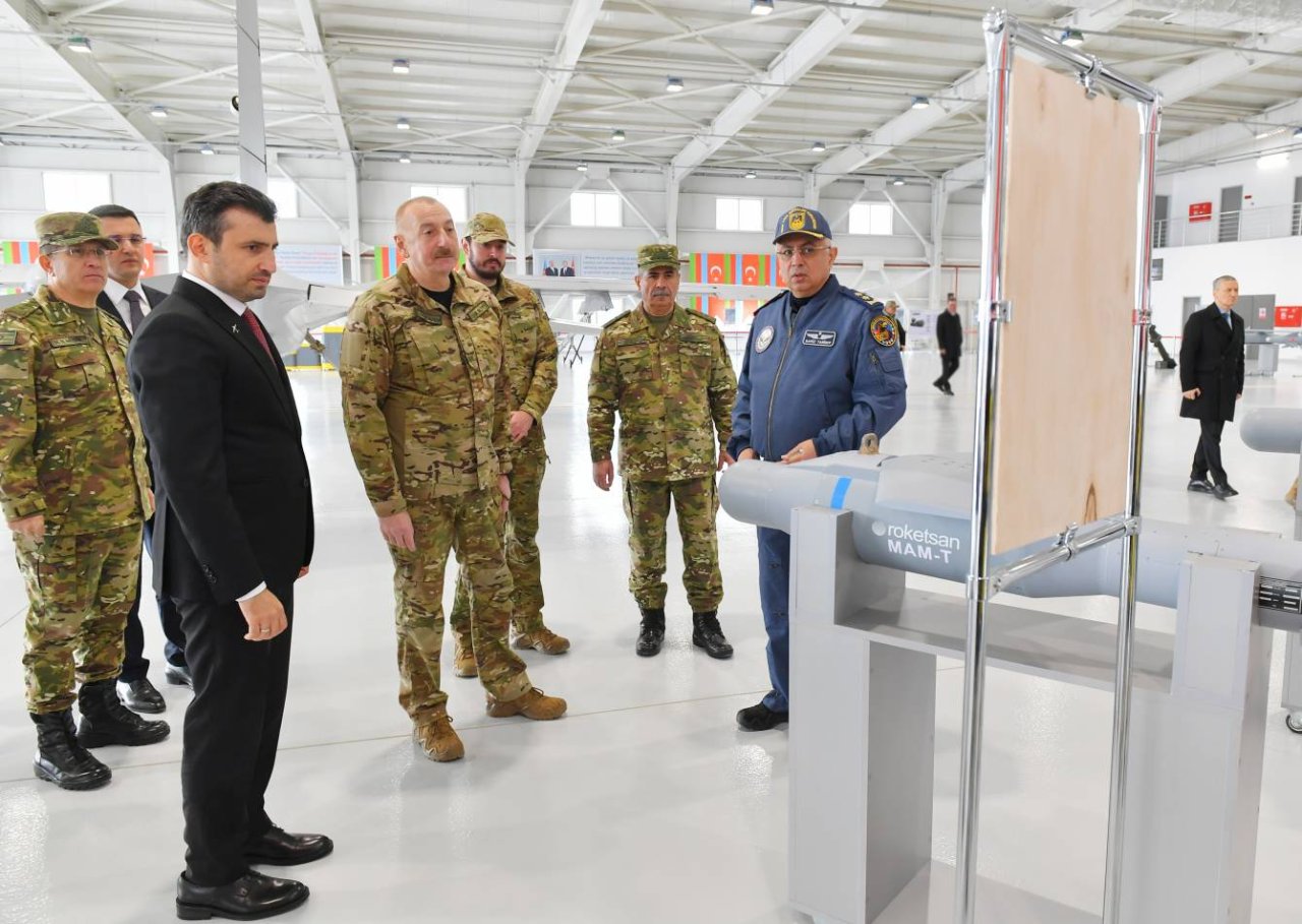 Prezident və oğlu "Akıncı" PUA-larının uçuşunu İZLƏDİLƏR - FOTO/VİDEO - foto 19