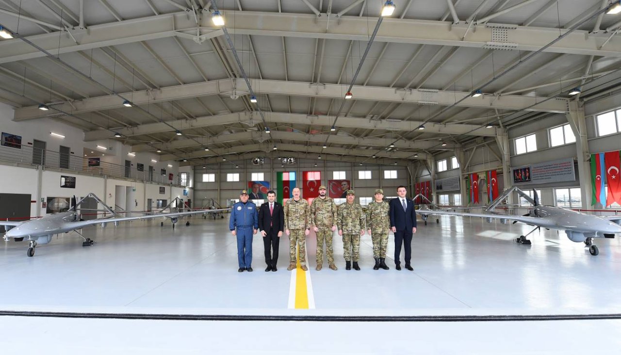 Prezident və oğlu "Akıncı" PUA-larının uçuşunu İZLƏDİLƏR - FOTO/VİDEO - foto 8