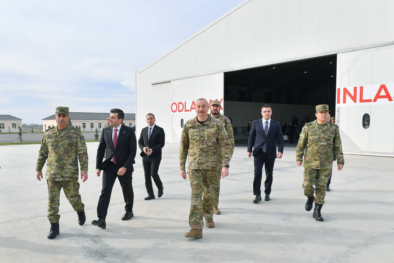 Prezident və oğlu "Akıncı" PUA-larının uçuşunu İZLƏDİLƏR - FOTO/VİDEO - foto 5