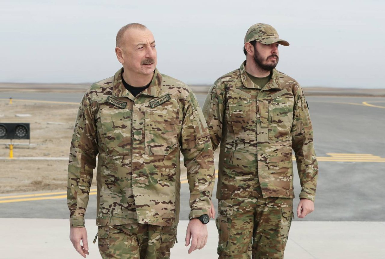 Prezident və oğlu "Akıncı" PUA-larının uçuşunu İZLƏDİLƏR - FOTO/VİDEO - foto 18