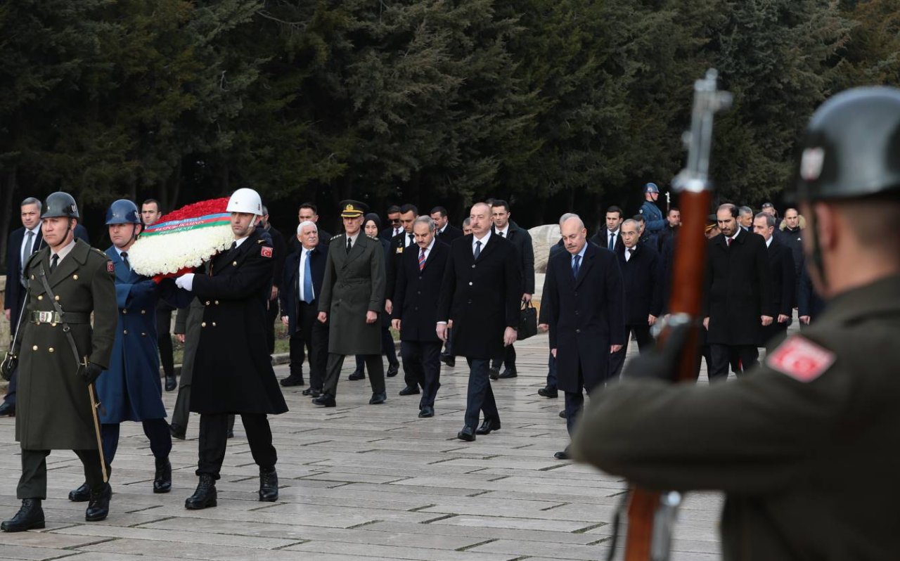 İlham Əliyev Atatürkün məqbərəsini ziyarət etdi - FOTO/VİDEO - foto 1