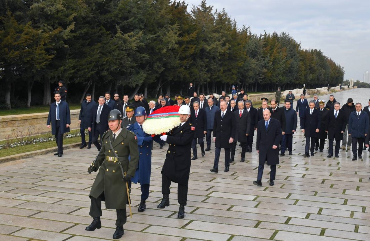İlham Əliyev Atatürkün məqbərəsini ziyarət etdi - FOTO/VİDEO - foto 4