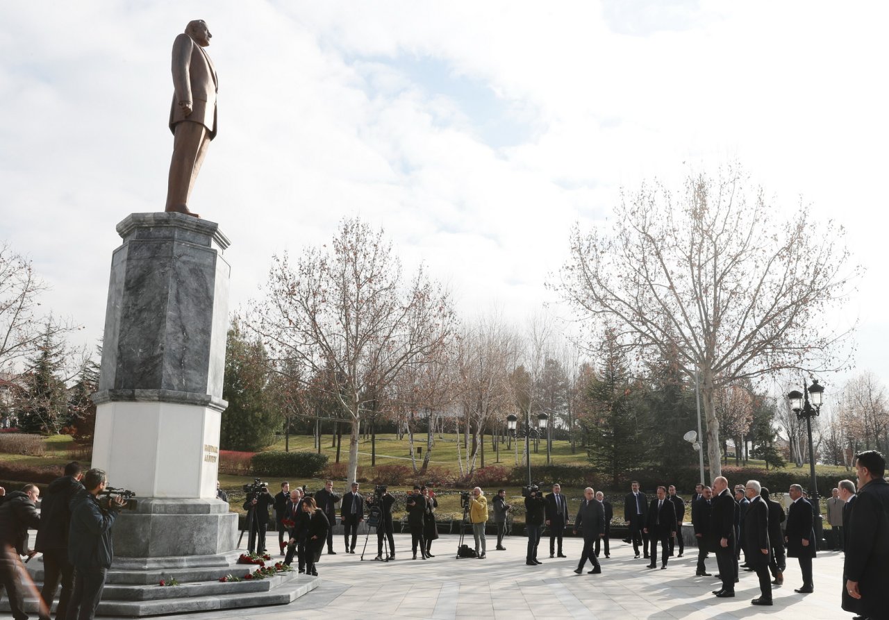 İlham Əliyev Ankarada Heydər Əliyevin abidəsini ziyarət etdi - FOTO/VİDEO - foto 3