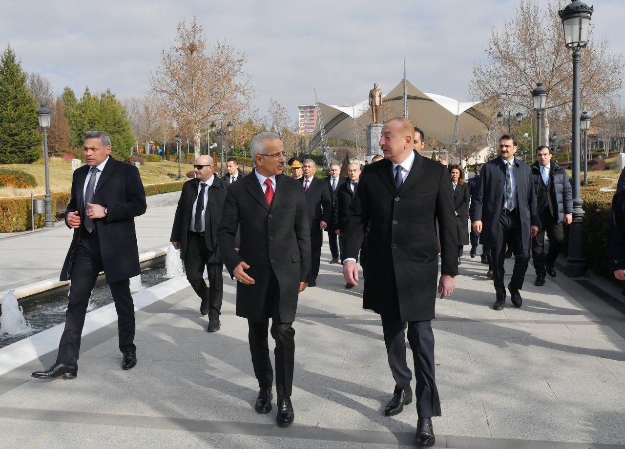 İlham Əliyev Ankarada Heydər Əliyevin abidəsini ziyarət etdi - FOTO/VİDEO - foto 1