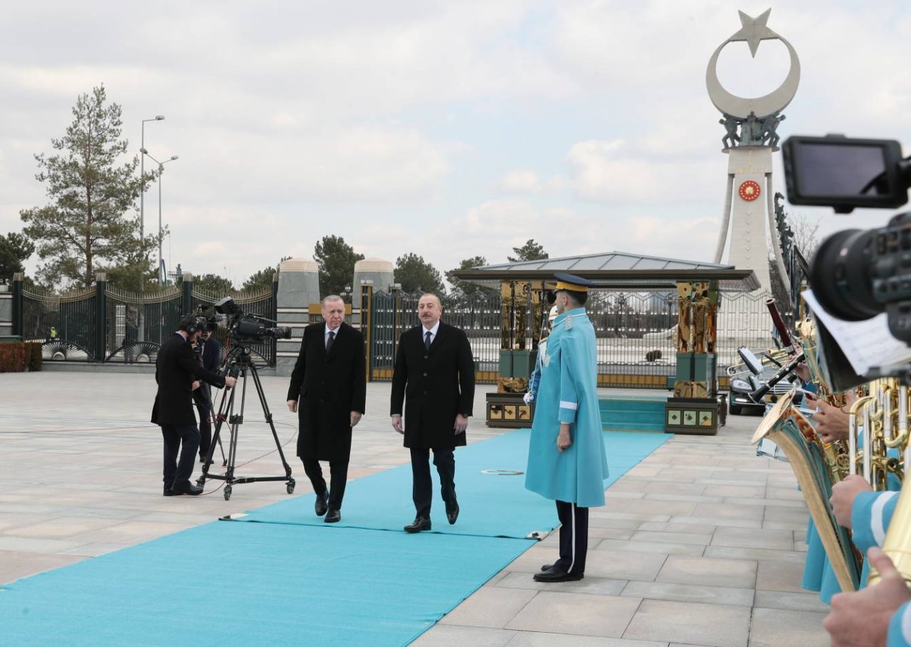 İlham Əliyevin Türkiyədə rəsmi qarşılanma mərasimi – FOTO/VİDEO  - foto 5