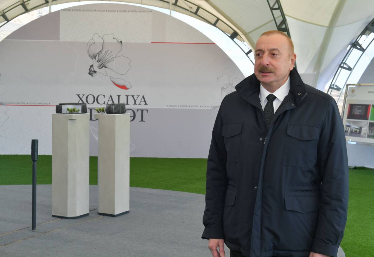 İlham Əliyev Xocalıda soyqırımı memorialının təməlini qoydu – FOTO/VİDEO - foto 3