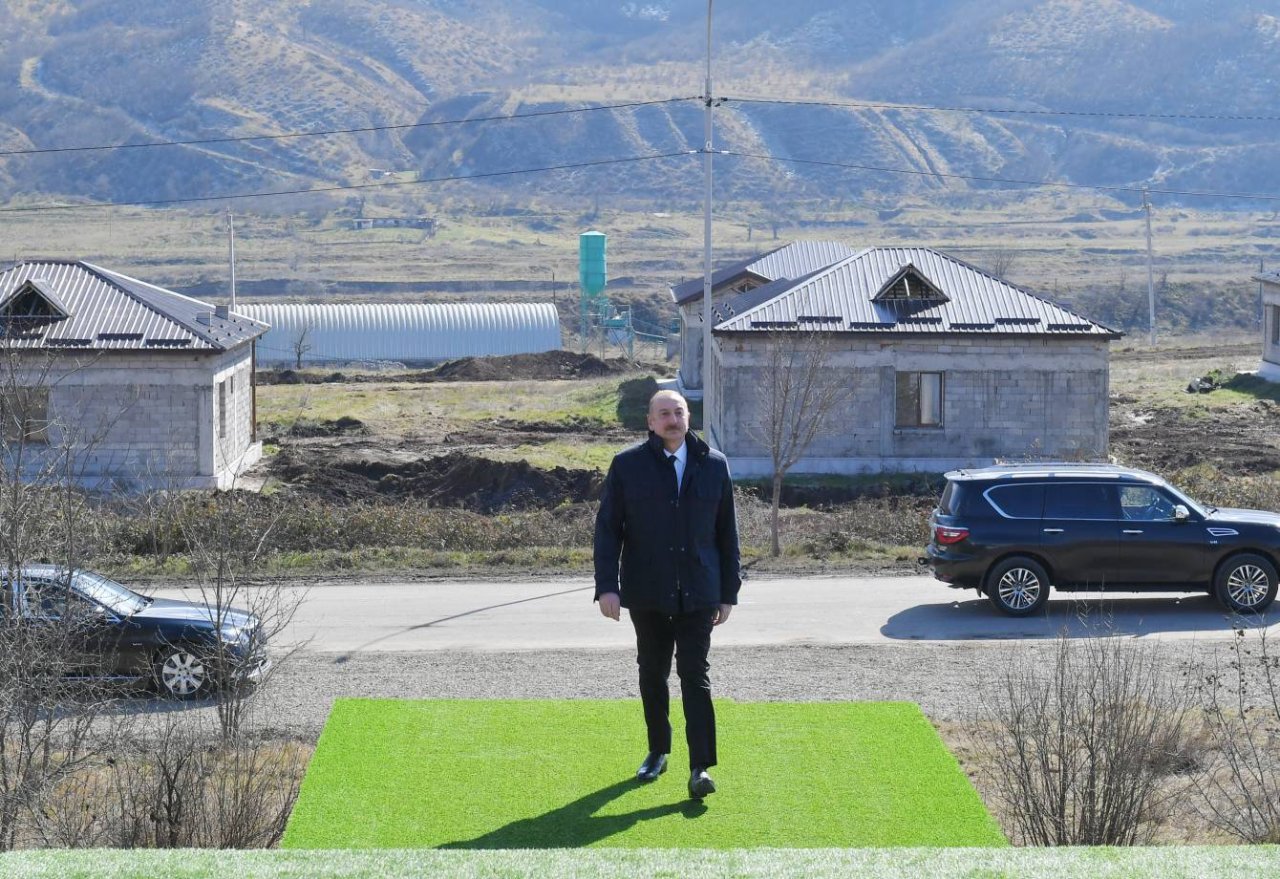 İlham Əliyev Xocalıda soyqırımı memorialının təməlini qoydu – FOTO/VİDEO - foto 1