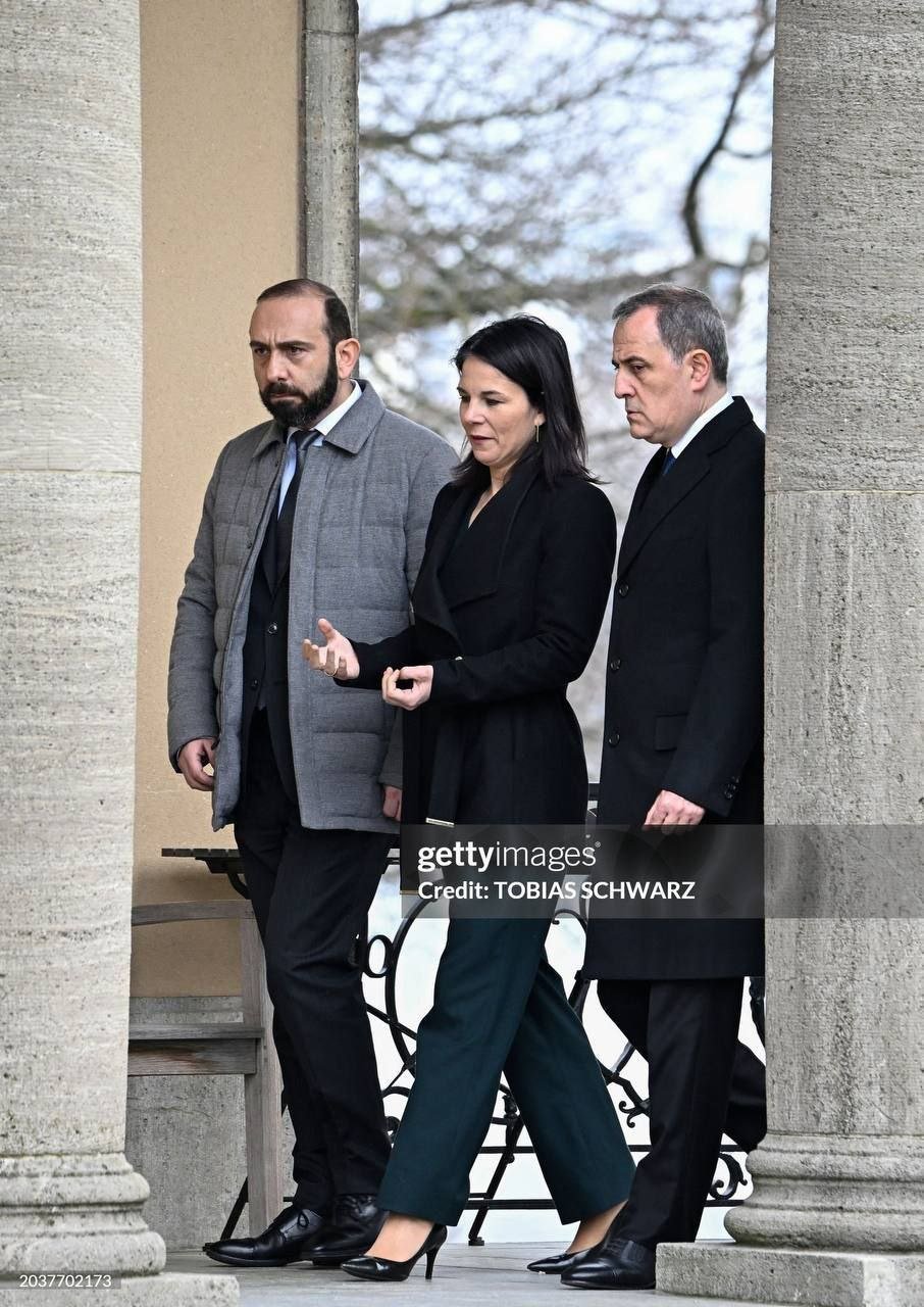 Berlində üçtərəfli görüşdən sonra nazirlər qeyri-rəsmi formatda söhbətləşiblər - FOTO - foto 3