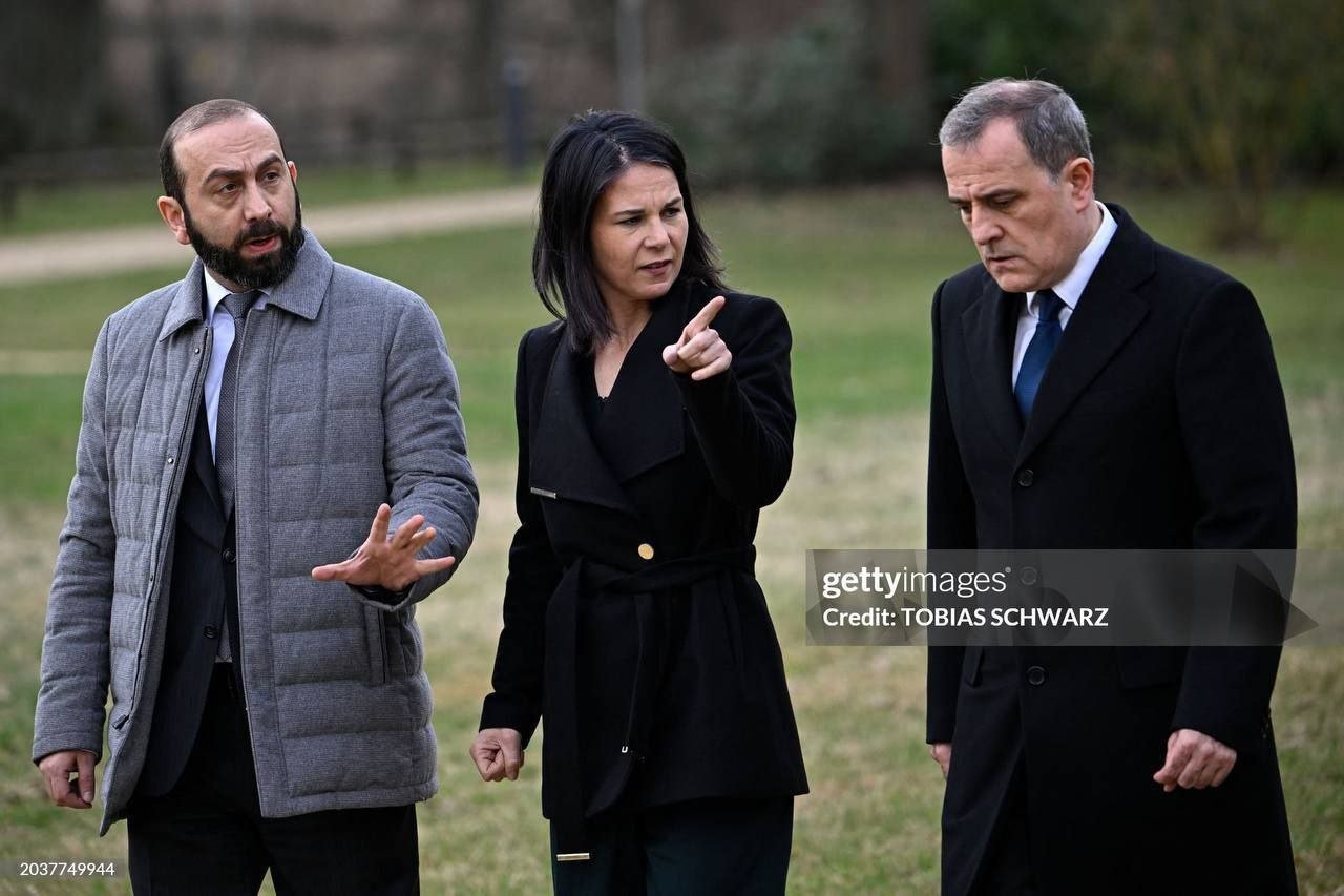 Berlində üçtərəfli görüşdən sonra nazirlər qeyri-rəsmi formatda söhbətləşiblər - FOTO - foto 5