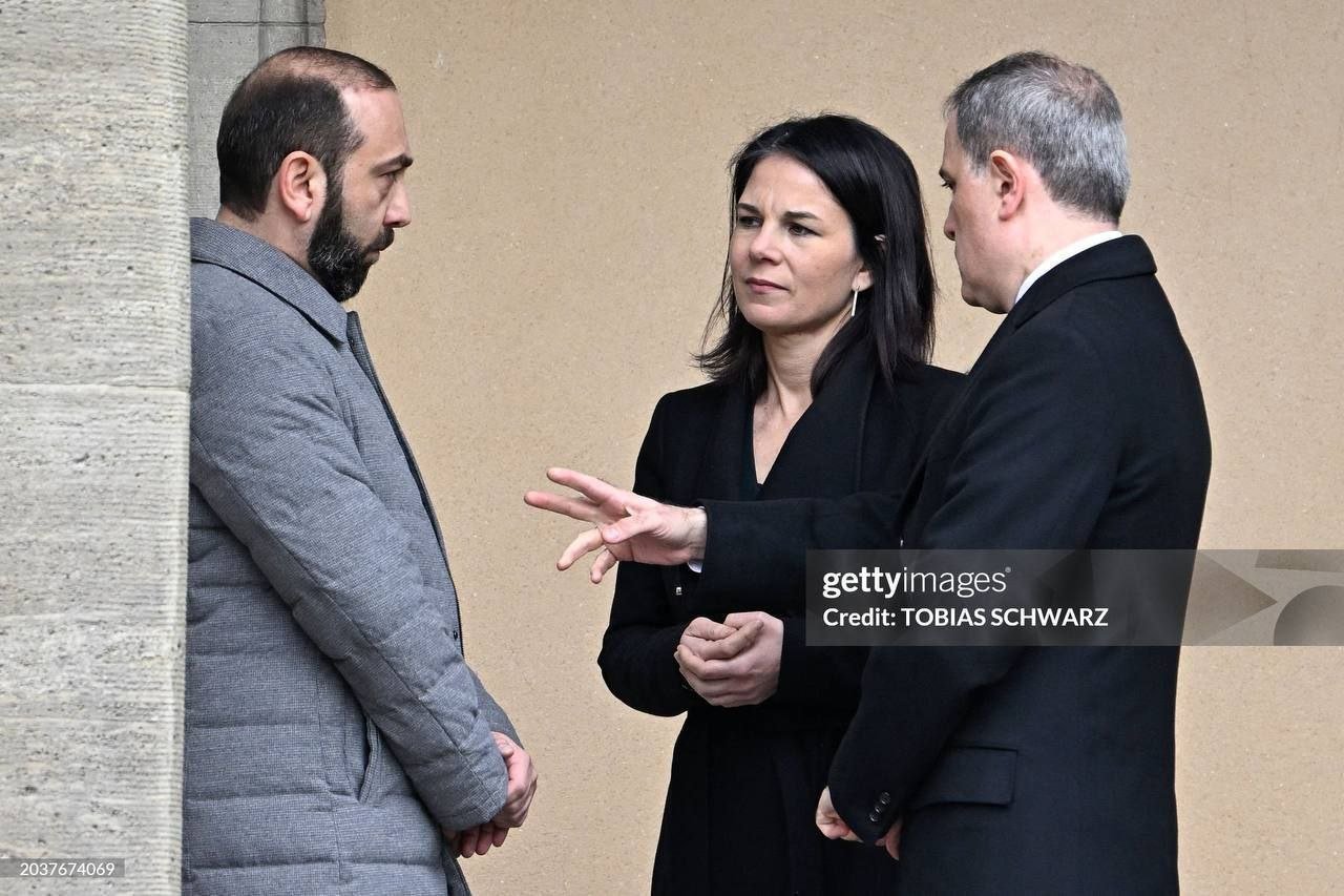 Berlində üçtərəfli görüşdən sonra nazirlər qeyri-rəsmi formatda söhbətləşiblər - FOTO - foto 1