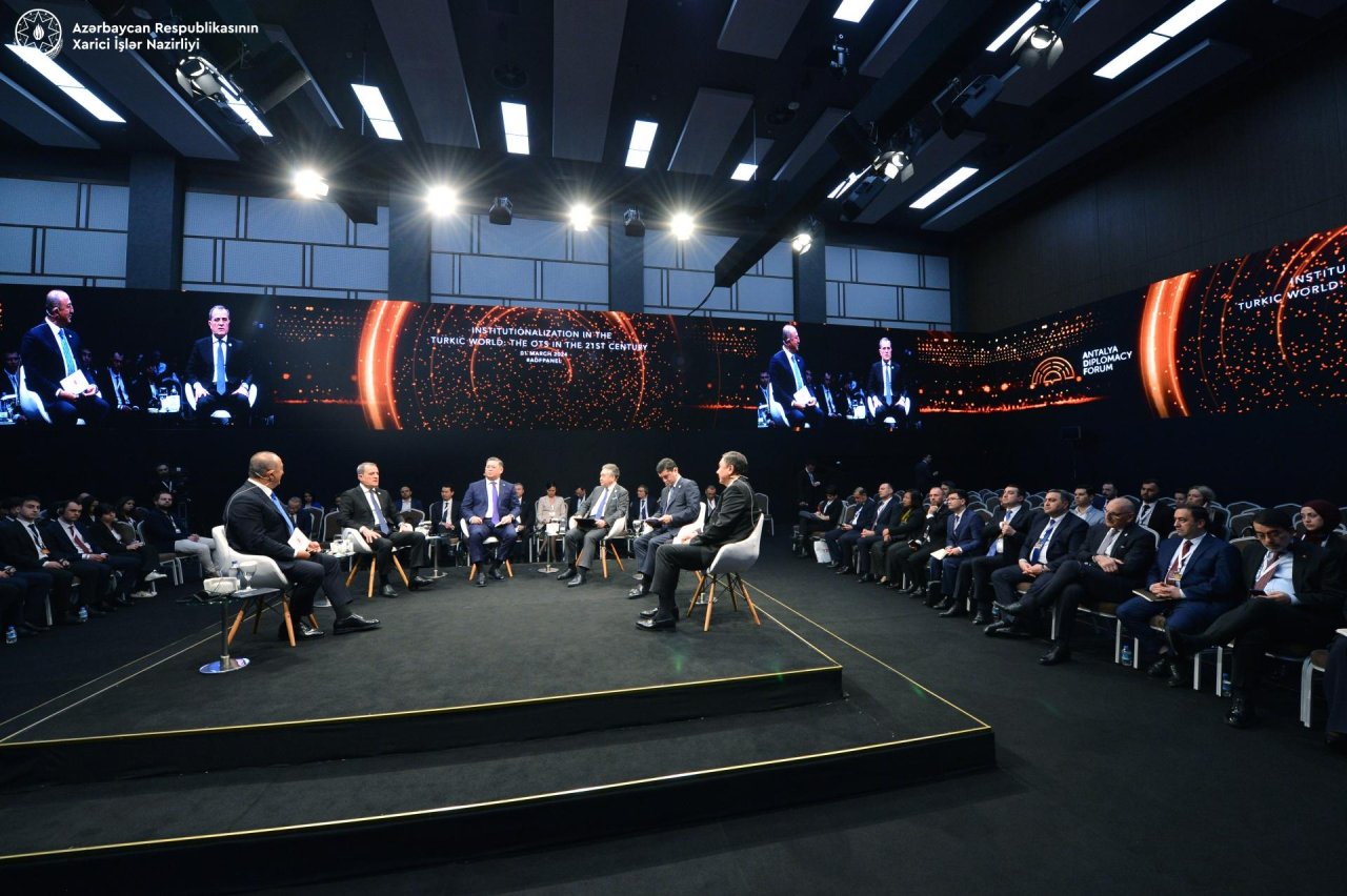 Ceyhun Bayramov “Türk Dünyasında İnstitutlaşma” panelində çıxış edib - FOTO - foto 1