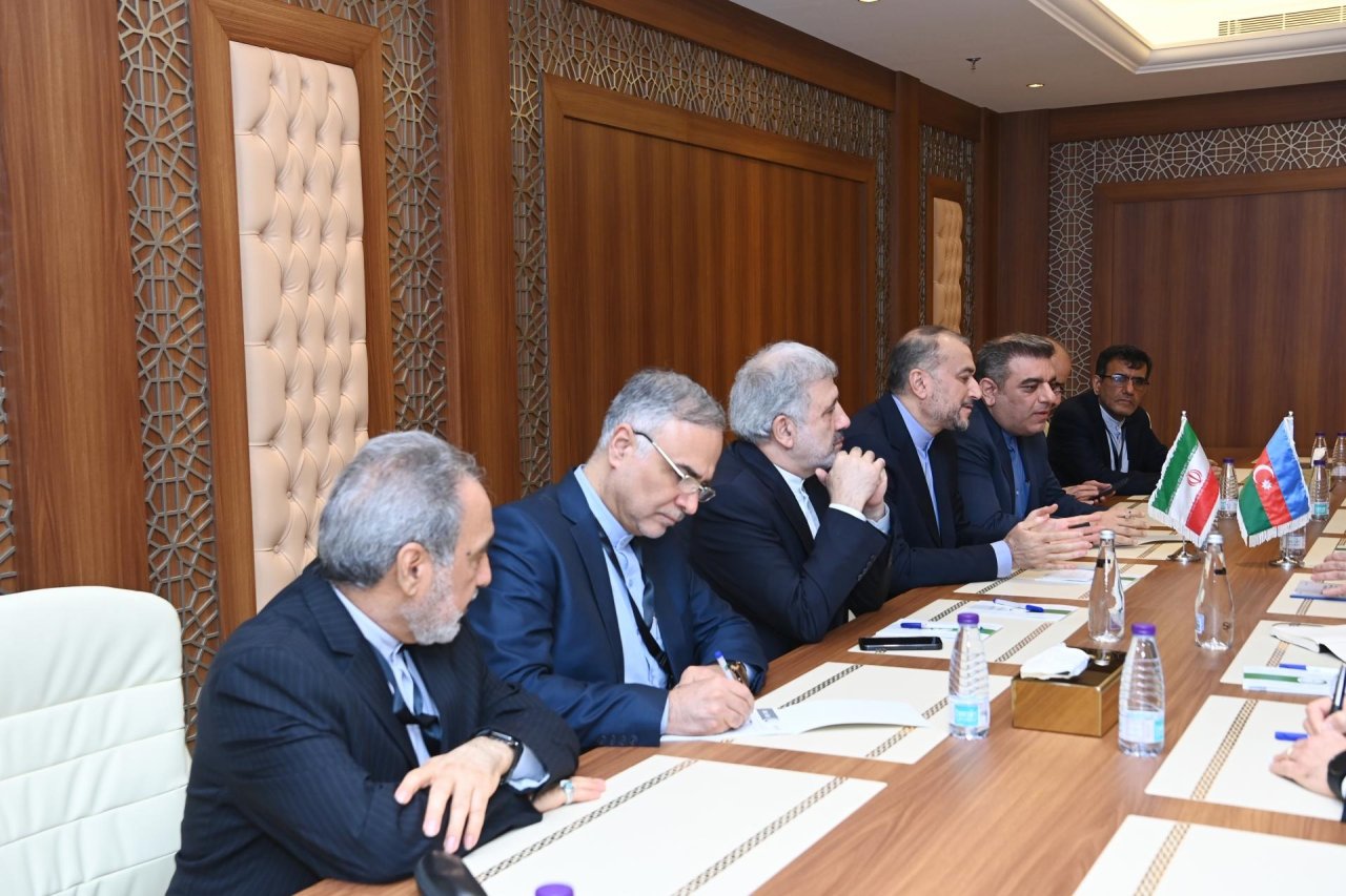 Azərbaycan və İran XİN başçıları bölgədəki cari vəziyyəti MÜZAKİRƏ EDİBLƏR - FOTO - foto 1