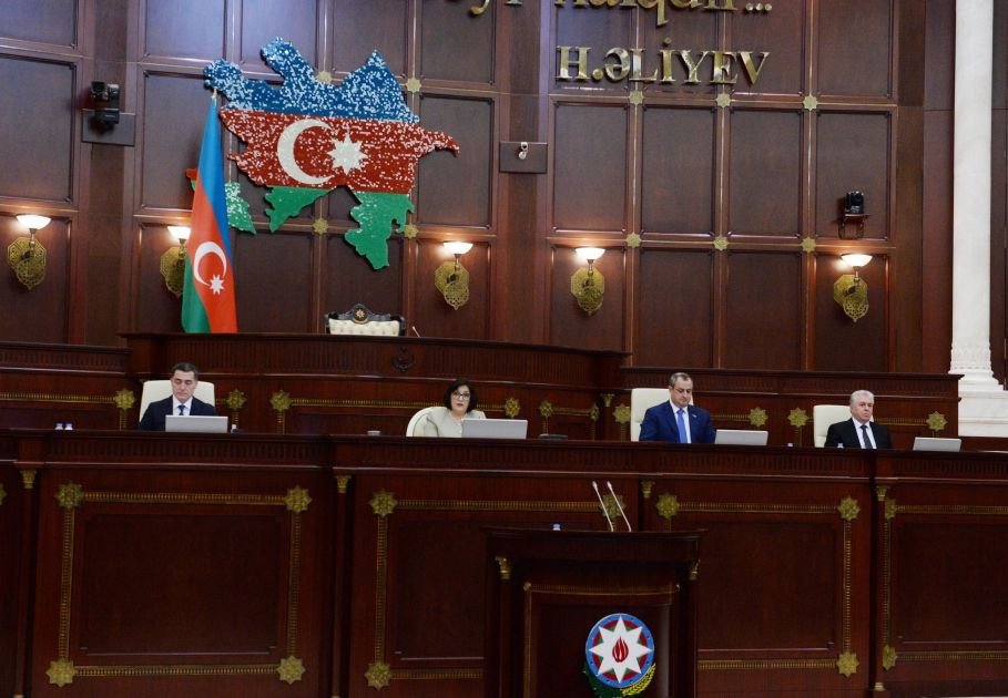 Milli Məclisin plenar iclasında 17 məsələ müzakirə olunub - FOTO - foto 2