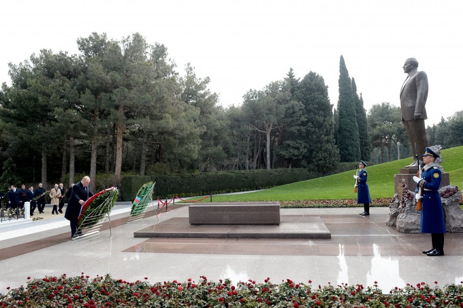 Mixail Mişustin Heydər Əliyevin məzarını ziyarət etdi - FOTO - foto 1