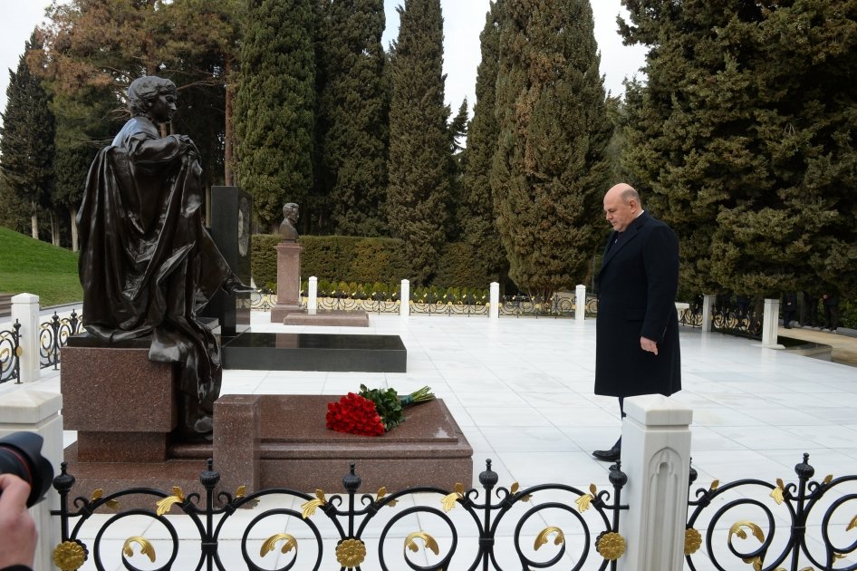 Mixail Mişustin Heydər Əliyevin məzarını ziyarət etdi - FOTO - foto 2