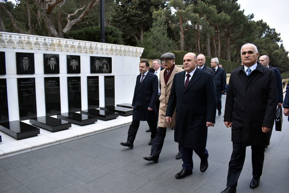 Mixail Mişustin Bakıda şəhidlərin xatirəsini andı - FOTO - foto 1
