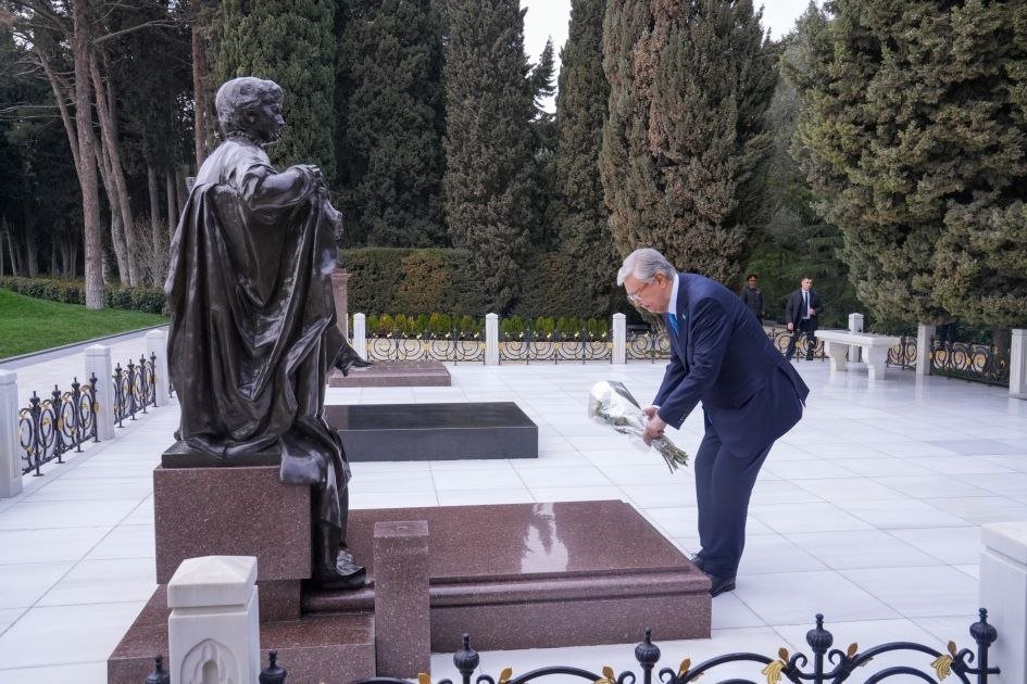 Tokayev Heydər Əliyevin məzarını ziyarət etdi - FOTO - foto 2